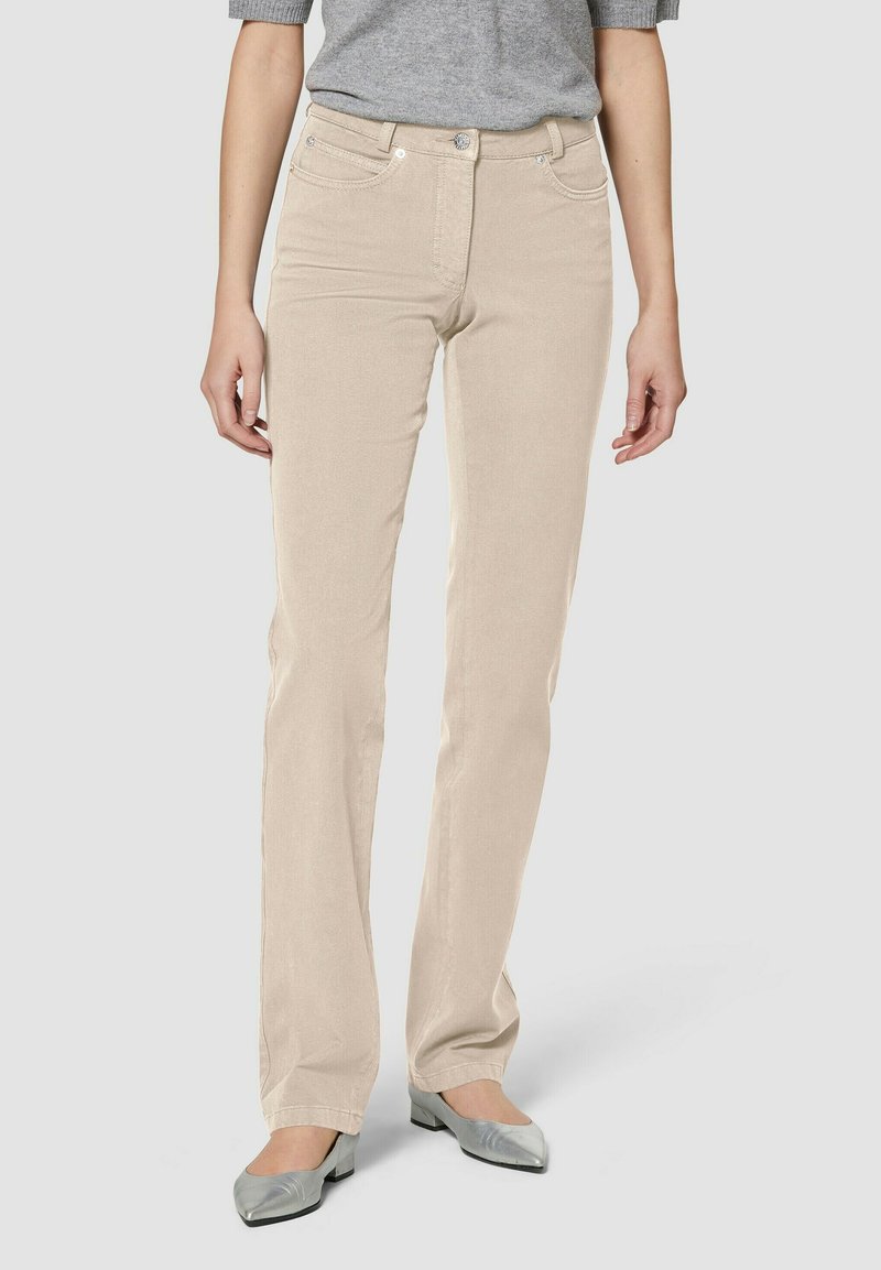 Beige rechte broek van textuurstof, met vijf zakken en zilverkleurige accenten op de tailleband.