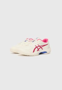 Weiße Sportschuhe mit pinken Akzenten und blauer Sohle. Hervorhebungen aus strukturiertem Material, Schnürdesign und seitlicher Logo-Gestaltung.