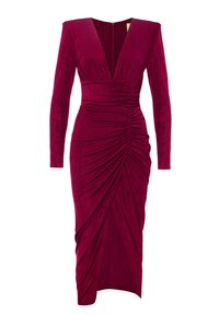 Bordowa aksamitna sukienka z długimi rękawami, głębokim dekoltem w kształcie litery V oraz marszczeniami wzdłuż ciała, charakteryzująca się dopasowanym krojem.