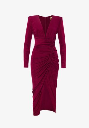 Bordowa aksamitna sukienka z długimi rękawami, głębokim dekoltem w kształcie litery V oraz marszczeniami wzdłuż ciała, charakteryzująca się dopasowanym krojem.