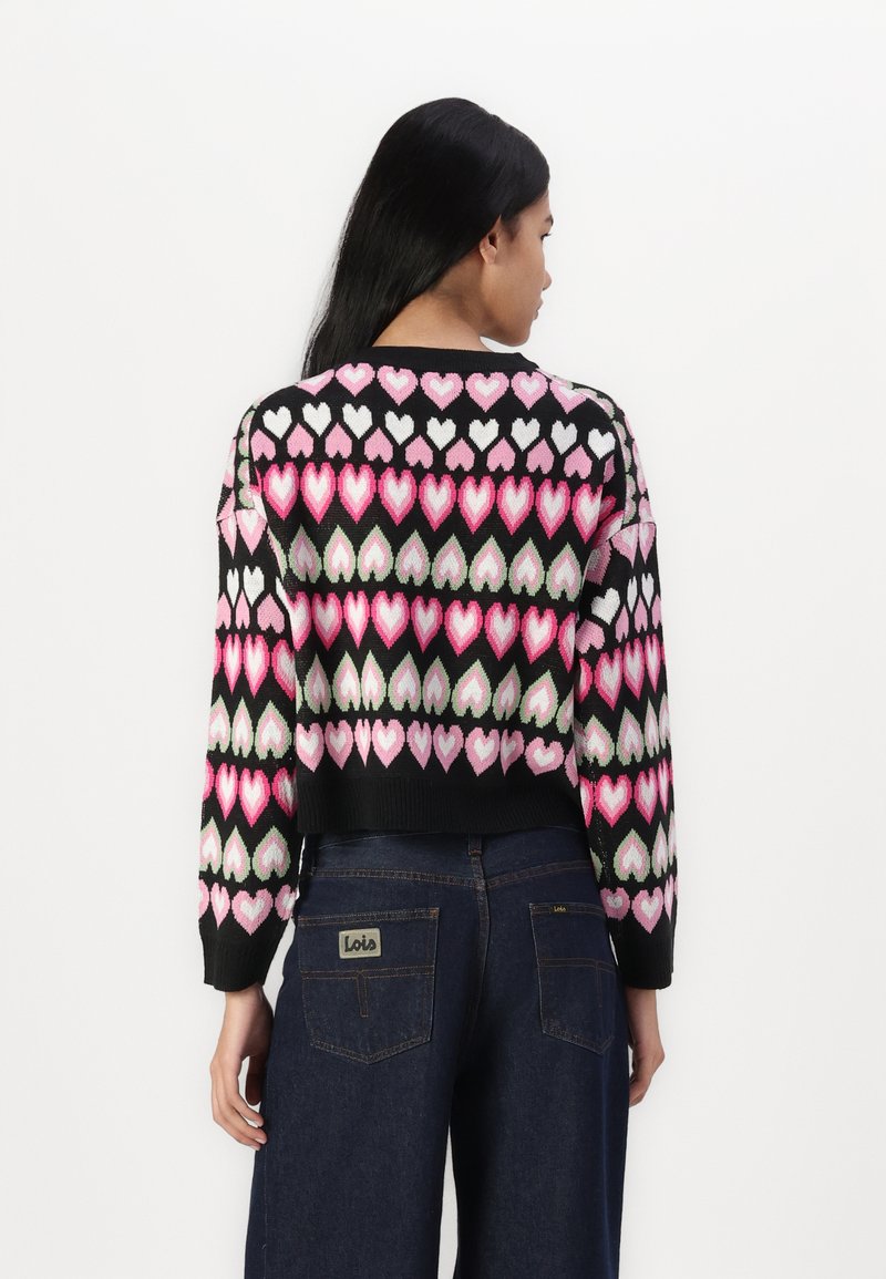 Maglione nero lavorato a maglia con un motivo a cuore nei colori rosa, bianco e verde. Design accorciato con orlo a coste e maniche lunghe.
