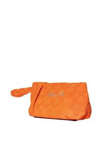 Clutch bag in tessuto arancione con una trama tessuta, dotato di una maniglia laterale e logo ricamato in filo argentato.
