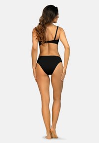 Czarny zestaw bikini z prostym wzorem, regulowanymi ramiączkami, wysokim stanem i gładką teksturą. Zaprezentowany widok z tyłu.