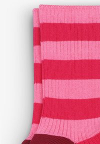 Calcetines rayados con tonos alternos de rosa y rojo, confeccionados en un suave material de punto, con un puño acanalado y un talón burdeos sólido.