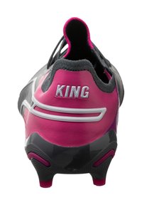 Zwarte en roze voetbalvormen met de tekst "KING" op de hak. Getextureerde bovenkant, slank ontwerp en rubberen noppen op de zool voor grip.