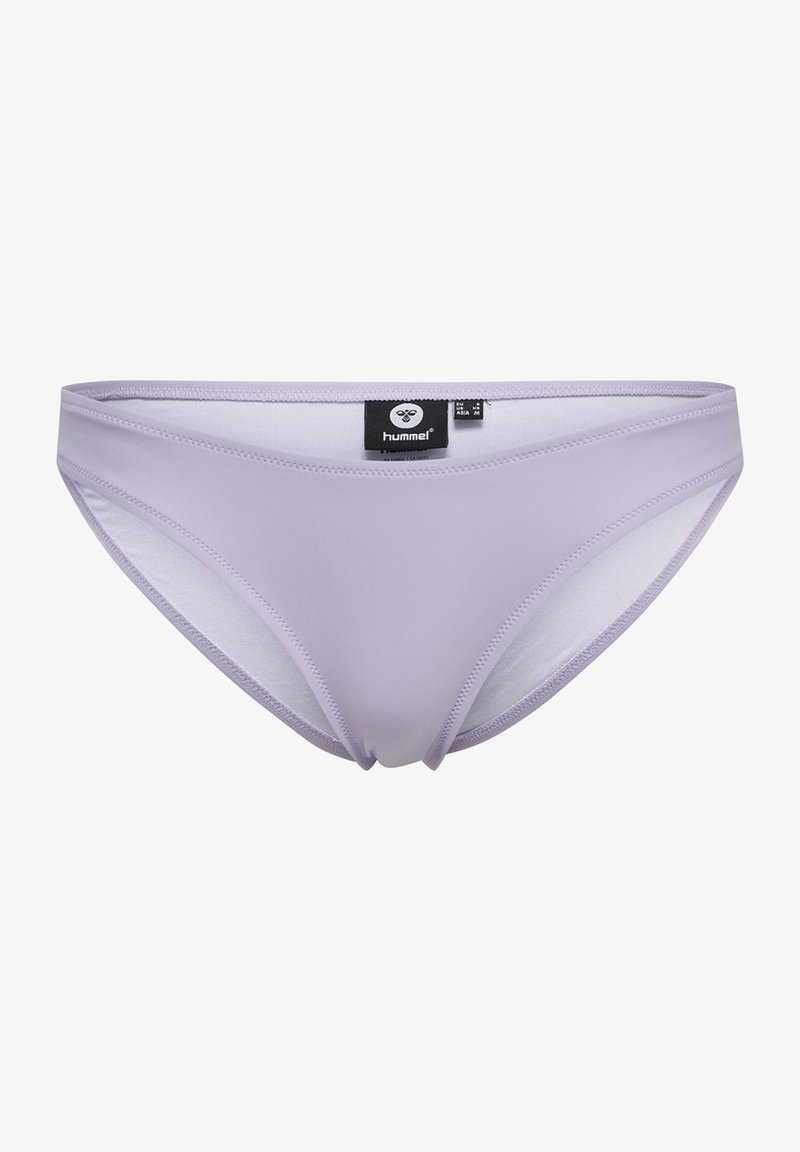 Lila bikiniunderdel i mjukt tyg, med bred midjebanduk och minimal täckning. Etikett synlig inuti midjeområdet.