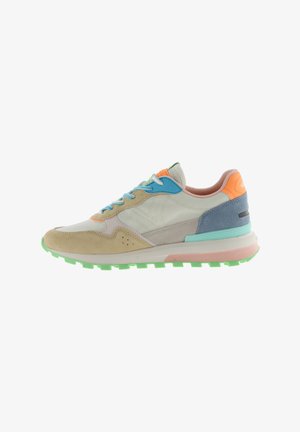 Sneaker caratterizzato da una combinazione di materiali scamosciati e sintetici in beige, blu e arancione, con suola in gomma verde e dettagli testurizzati.
