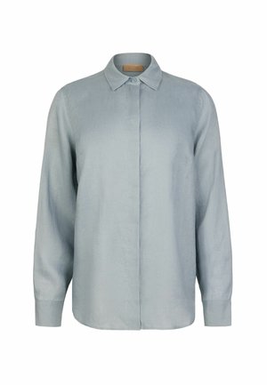 Jasnoniebieska koszula z długim rękawem, zapinana na guziki z ukrytą listwą i klasycznym kołnierzem, przedstawiona na jednolitym białym tle.