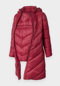 Cappotto rosso imbottito con cappuccio, caratterizzato da un design trapuntato e cuciture verticali. Include una zip frontale e chiusura a bottoni a pressione.