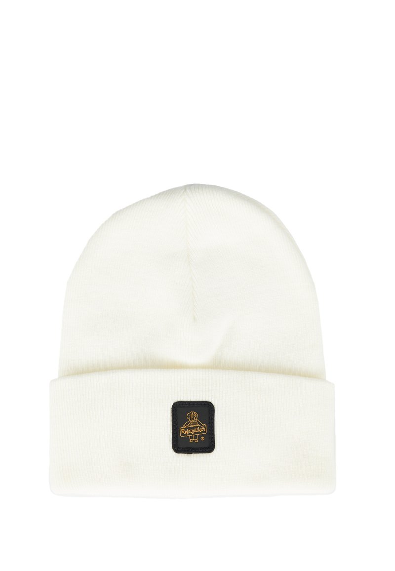 Berretto a maglia bianco con risvolto. Presenta una patch quadrata nera con un logo e accenti dorati. Realizzato in materiale morbido ed elastico.