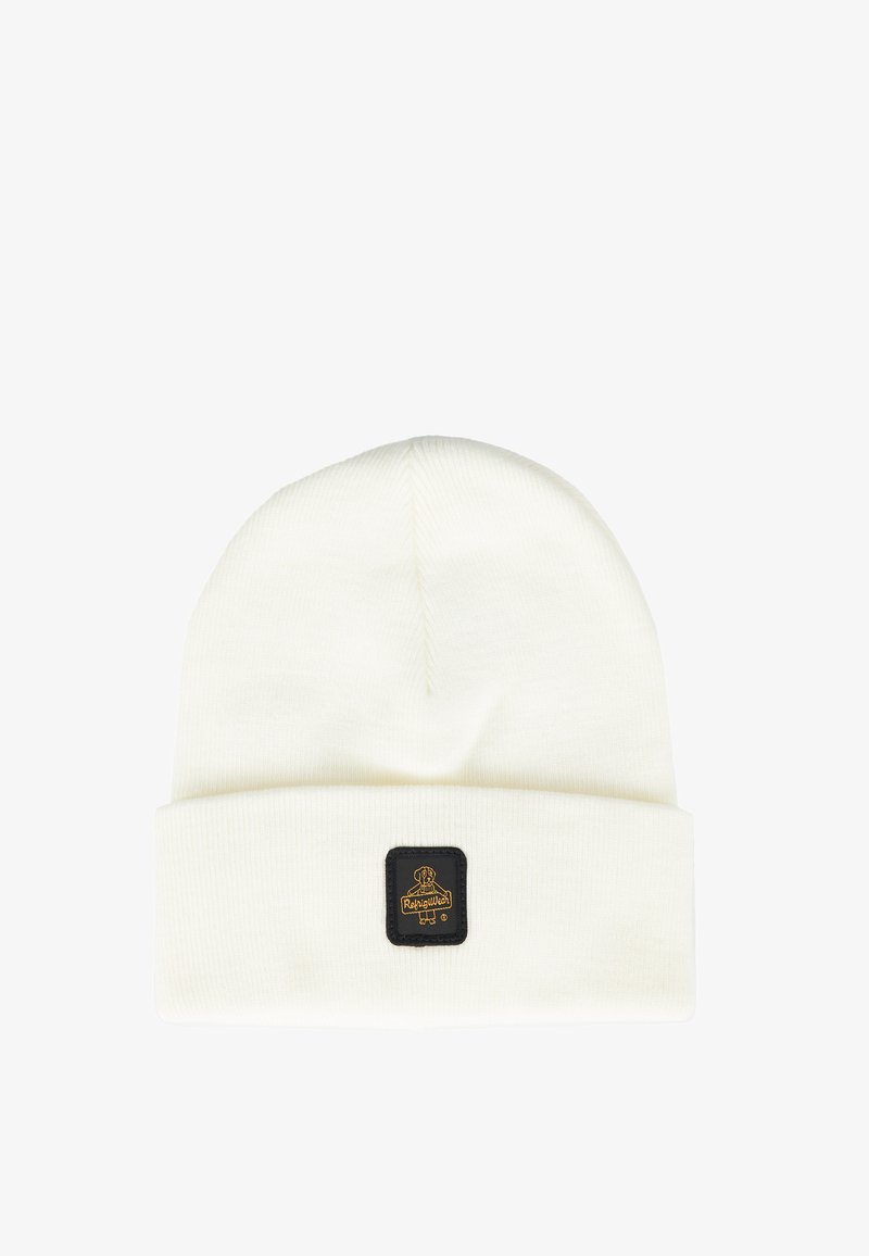 Berretto a maglia bianco con risvolto. Presenta una patch quadrata nera con un logo e accenti dorati. Realizzato in materiale morbido ed elastico.