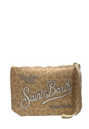 Pochette color cammello con stampa leopardata, cerniera e tracolla, stampata con il testo "The place to be Saint Barth Summer Paradise" in caratteri bianchi e neri.