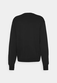 Sudadera negra de manga larga con cuello redondo y puños y dobladillo acanalados, vista desde atrás sobre un fondo claro y liso.