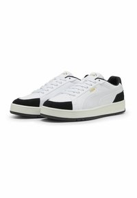 Pantofi sport albi cu vârf din sueded negru, accente negre pe călcâi și talpă din cauciuc crem. Detaliu cu logo auriu pe limbă.