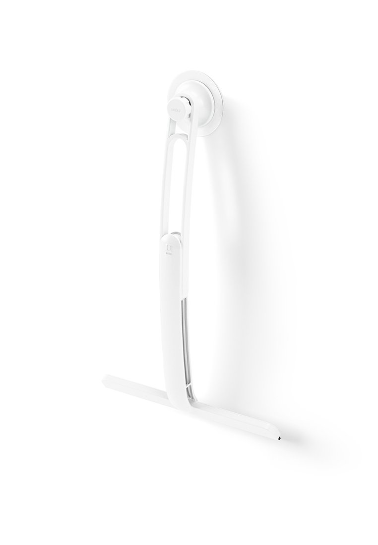 Weiße, wandmontierte Gummilippe mit Saugbecherhalter, ausgestattet mit einer flachen Gummi-Klinge und einem ergonomischen Griff zur Reinigung von Oberflächen.