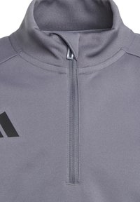 Lichtgrijze, hoge kraag pullover met een halverwege rits aan de voorkant. Voorzien van zwart logo, een gladde textuur en rekbare stof voor comfort.