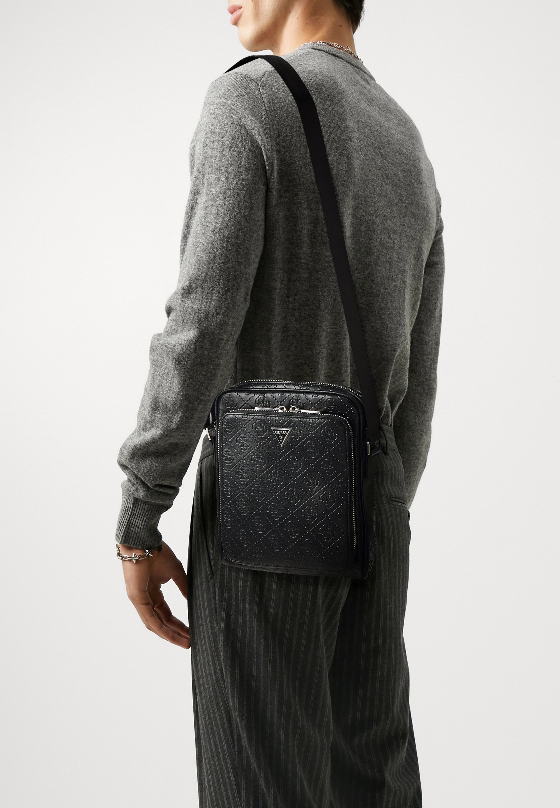 Sac à Main GUESS Valla Satchel - Noir, 30x14x7 Cm, Bandoulière Réglable, Polyuréthane - Style élégant Et Pratique