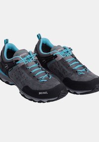 Grau Wanderschuhe mit einem Obermaterial aus Wildleder und Mesh, blauen Akzenten, schwarzen Gummisohlen und perforierten Details für Atmungsaktivität.