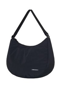 Schwarze Schultertasche aus weichem, gepolstertem Stoff. Hat eine geschwungene Form, einen einzigen Tragegurt und einen Reißverschluss. Minimalistisches Design mit einem Markenlabel.