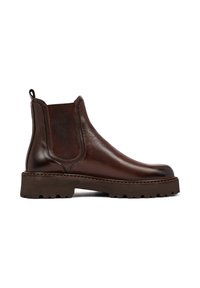 Bruine leren Chelsea-boot met elastische zijpanelen, ronde neus en een getextureerde rubberen zool met diepe noppen voor grip.
