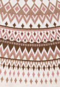 Strickpullover mit geometrischen Mustern in Braun, Rosa und Creme. Verfügt über Rauten- und Zickzackmuster mit strukturiertem Stoff.