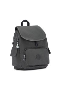 Sac à dos en tissu gris avec un rabat repliable, une poche avant et des bretelles réglables. Il présente une surface texturée et des fermetures éclair.