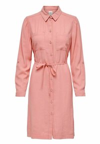 Abito camicia in morbido tessuto rosa chiaro, con maniche lunghe, due tasche sul petto, vita definita con cintura e silhouette dritta.