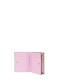 Portefeuille en cuir rose avec une poche zippée, plusieurs emplacements pour cartes, texture en relief et bord noir. Présente un détail de fermeture à bouton pression doré.