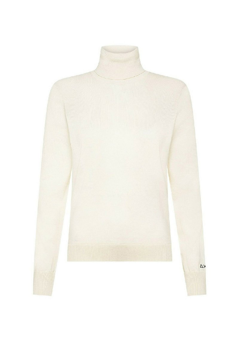 Maglione bianco con collo alto e maniche lunghe, polsini e orlo a coste, caratterizzato da una trama morbida e un design minimalista. Dettaglio logo discreto sulla manica.