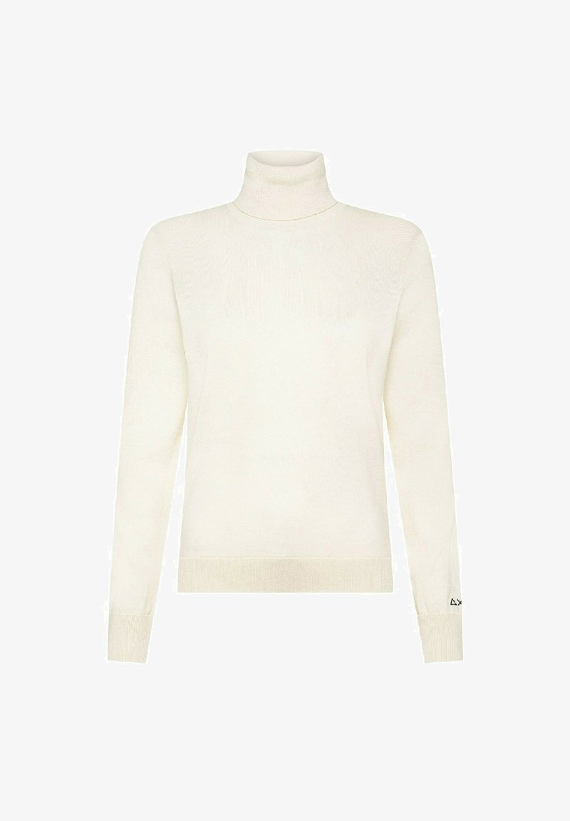Maglione bianco con collo alto e maniche lunghe, polsini e orlo a coste, caratterizzato da una trama morbida e un design minimalista. Dettaglio logo discreto sulla manica.