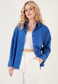 LELA LOOSE FIT - Button-down blouse - saxe blue