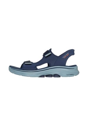Sandal de color azul marino con correas ajustables, tejido transpirable y una suela acolchada de color azul claro que presenta patrones antideslizantes en la parte inferior.