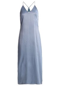 Vestido deslizante de satén azul claro con escote en V, finas tiras tipo espagueti y una silueta recta. Textura suave y mínimo detalle.