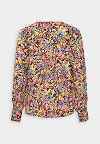 Blouse fleurie en tissu léger, avec un fond noir orné de motifs floraux vibrants et multicolores, et des manches longues froncées.