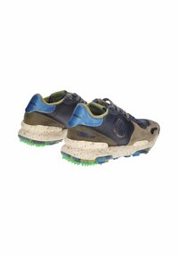 Sneakers da uomo con una combinazione di pelle blu navy e verde oliva, dettagli in pelle texturizzata color cammello, suola beige maculata e tacchetti multicolore per la trazione.