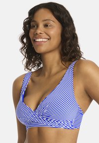 Top bikini a righe blu e bianche, con design avvolgente, spalline larghe e texture di tessuto liscia.