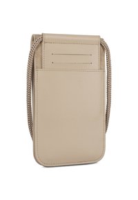 Custodia per telefono in pelle beige con finitura texturizzata, dotata di una tracolla intrecciata e tre slot per carte sul retro. Design minimalista e funzionale.