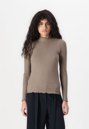 Ribbet brun langermet topp med mock-neck og ujevn scallop-bunn. Myk tekstur, tettsittende design og lange ermer.