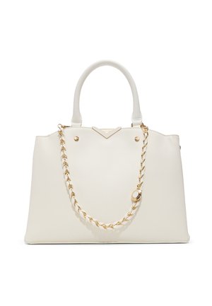 Witte leren handtas met afgeronde handvatten en een gouden kettingriem, geaccentueerd met een cirkelvormige hanger en metalen studs.