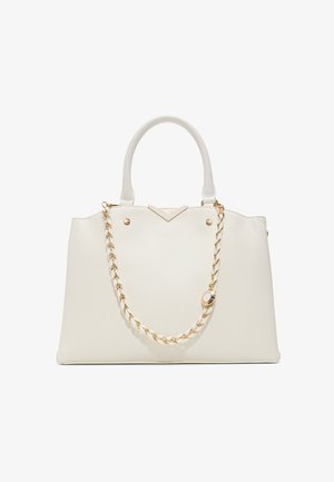 Witte leren handtas met afgeronde handvatten en een gouden kettingriem, geaccentueerd met een cirkelvormige hanger en metalen studs.