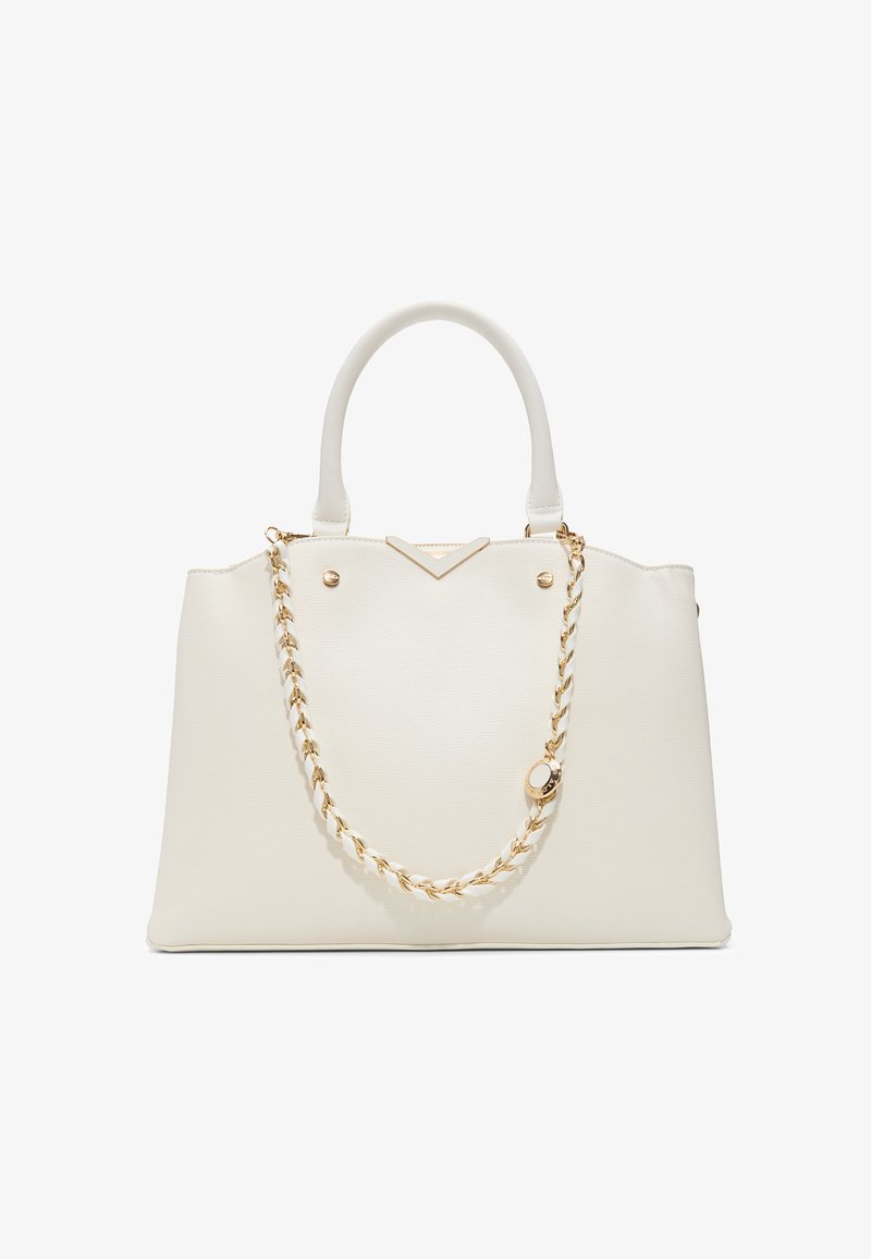 Witte leren handtas met afgeronde handvatten en een gouden kettingriem, geaccentueerd met een cirkelvormige hanger en metalen studs.