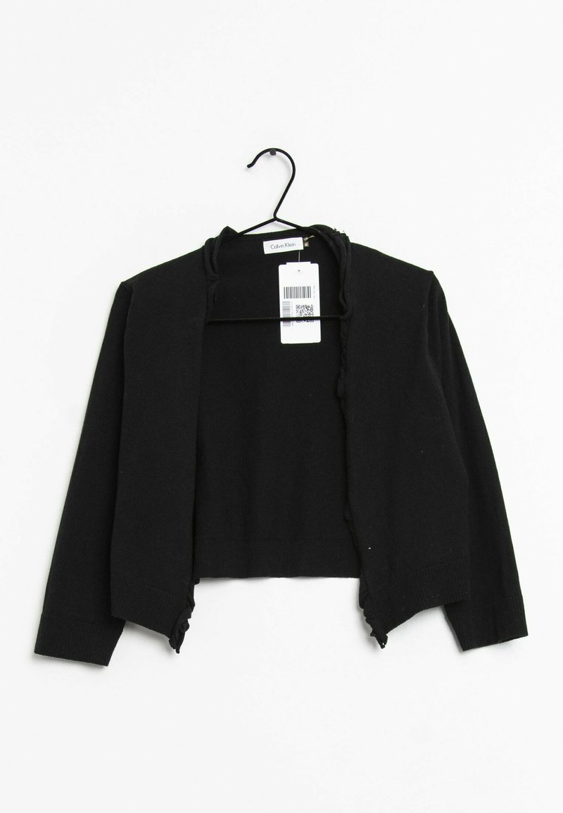 Cardigan corto nero realizzato in tessuto a maglia. Presenta un cappuccio e bordi leggermente arricciati sulle maniche. Etiqueta attaccata con codice a barre visibile.