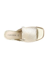 Sandal in pelle intrecciata dorata con punta quadrata e finitura metallica sulla suola. Parte superiore testurizzata e sottile logo del brand all'interno.