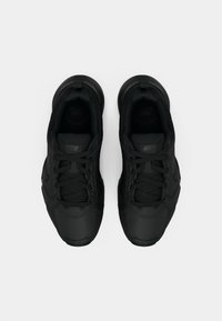 Mustad mustredsportlikud jalanõud tekstureeritud pealsega, nööridega disain ja pehmendusega tald. Diskreetne aktsent toob esile ühtse ja voolujoonelise ilme.