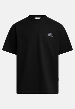 Czarny T-shirt z krótkim rękawem i okrągłym dekoltem, z małym białym półokrągłym logo i tekstem „SMOKE LIKE A CIGGY AVE COME WITH THE TIDE” na lewej piersi.