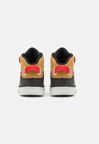 Sneakers alte con una toma superiore marrone e nera, dettagli rossi, suola bianca maculata e linguette sul retro per facilitarne l'indossamento.