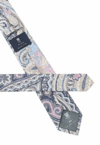 Eine filigran gemusterte Fliege im Paisley-Design, die in Blau-, Beige- und Rosatönen gehalten ist, mit einer strukturierten Stoffoberfläche und einem Etikett am breiten Ende.