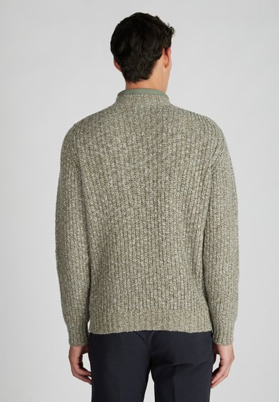 Strickpullover mit strukturierter, gerippter Musterung; hellolivgrün mit hohem Kragen; lockere Passform und lange Ärmel; weiches Material.