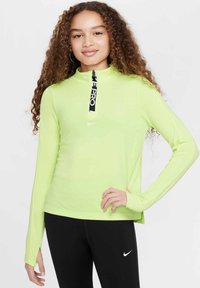 Langsleeve, hoge hals top in fel limoen groen, met een zwarte kwart-rits met "PRO" tekst en een witte Nike swoosh logo op de borst.