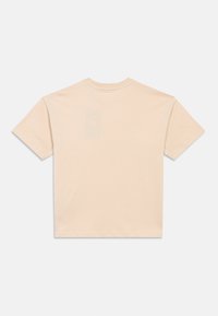 Camiseta beige de manga corta con cuello redondo, mostrada desde la parte posterior, exhibida contra un fondo blanco.